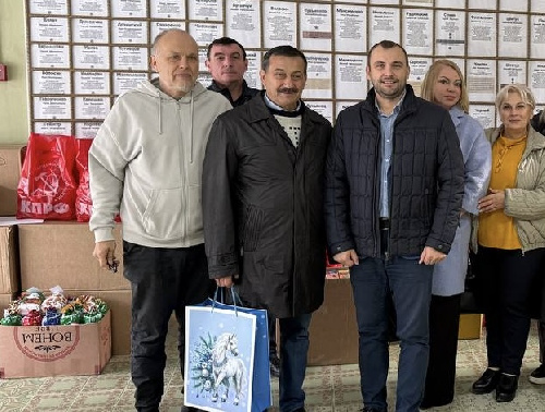 Город-курорт Сочи. Коммунист-депутат Владислав Жиронкин и его товарищи по партии подготовили  подарки для детей в селах 