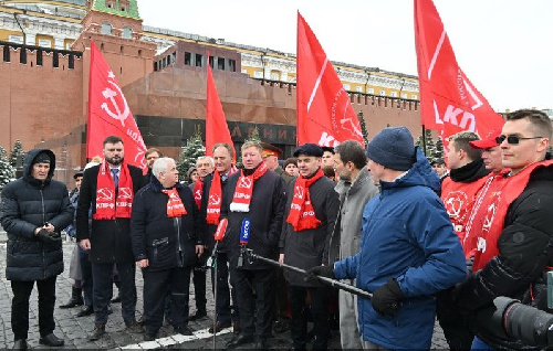 Коммунисты провели в Москве на Красной площади торжественную акцию в преддверии Дня Советской космонавтики