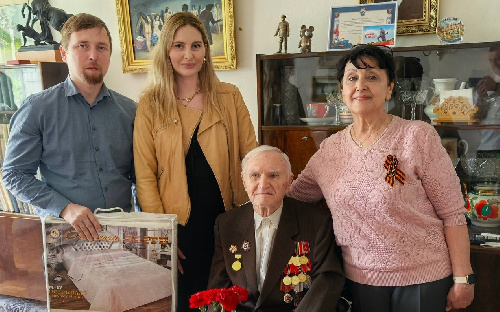 Краснодар. Коммунист-депутат Игорь Шибалкин поздравил ветеранов с Днем Победы 