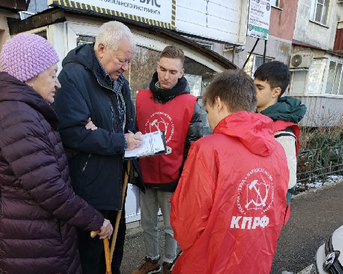 Краснодар. Активисты и сторонники КПРФ продолжают сбор подписей горожан за отставку мэра Евгения Наумова 
